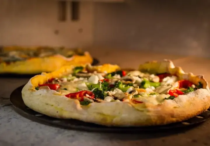 Idealna temperatura i czas pieczenia mrożonej pizzy, aby nie spalić