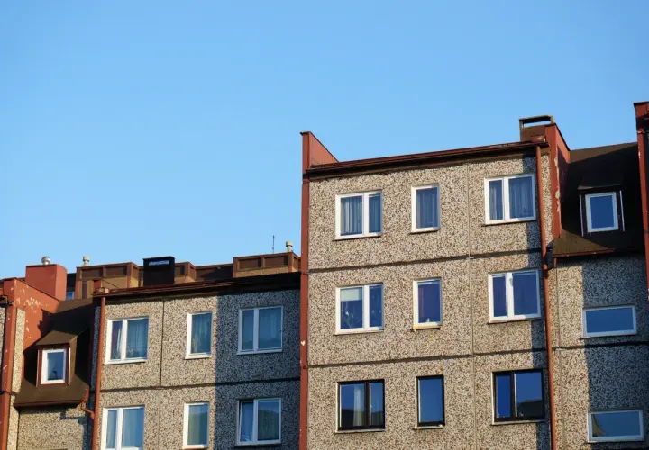 Ile kosztuje mieszkanie w bloku na wsi? Ceny, które zaskakują