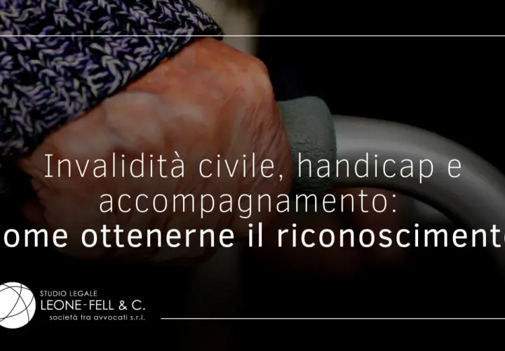 Mano anziana che afferra un bastone. Testo: "Invalidità civile, handicap e accompagnamento: come ottenerne il riconoscimento". Ricorso per invalidità 100% senza accompagnamento.