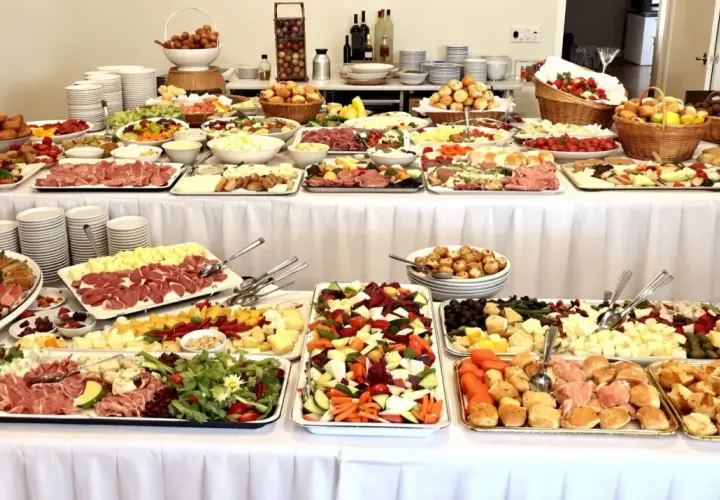 Vaste quantité buffet froid pour 60 personnes : charcuteries, fromages, crudités, fruits et pains.