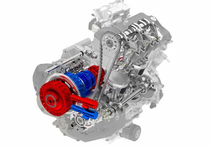 Przekładnia dwusprzęgłowa (DCT) w przekroju, z czerwonymi i niebieskimi elementami podkreślającymi jej mechanizm.
