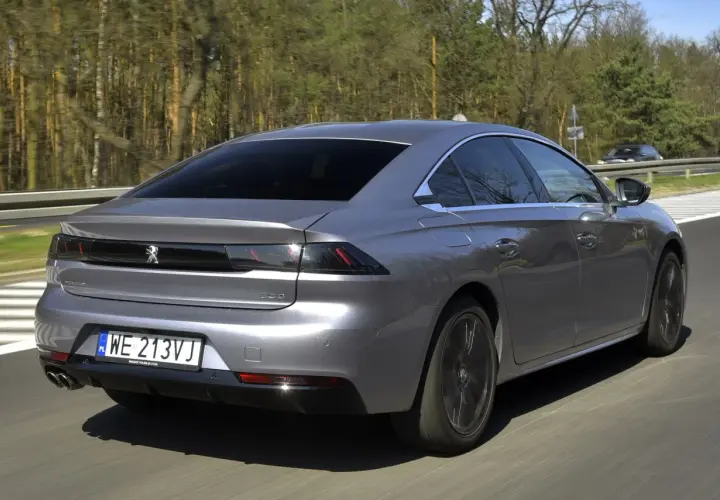 Szary Peugeot 508 na drodze. Wiele osób szuka peugeot 508 opinie, a ten model wygląda świetnie.