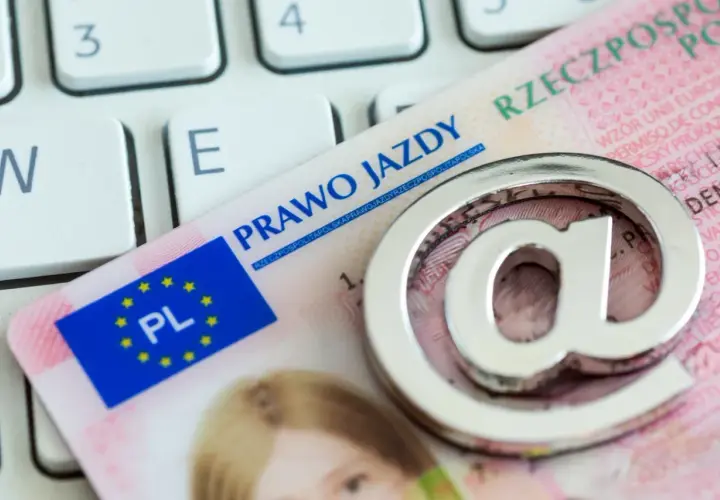 Klawiatura i symbol @ na dokumencie "Prawo jazdy". Zastanawiasz się, gdzie kupić prawo jazdy?