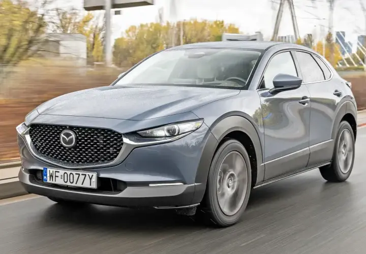 Szary Mazda CX-30 w ruchu. Sprawdź aktualną mazda cx 30 cena i wybierz swój wymarzony samochód.