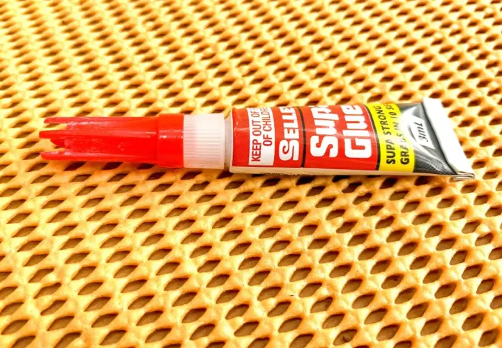 Super Glue na meblach? Szybki ratunek i bezpieczne metody