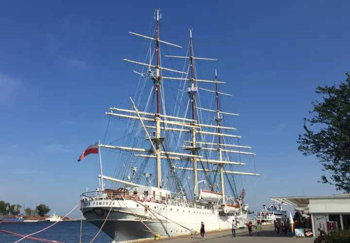Dar Pomorza" w Gdyni to wspaniałe miejsce do zobaczenia. Ten biały żaglowiec z polską banderą przyciąga wzrok.