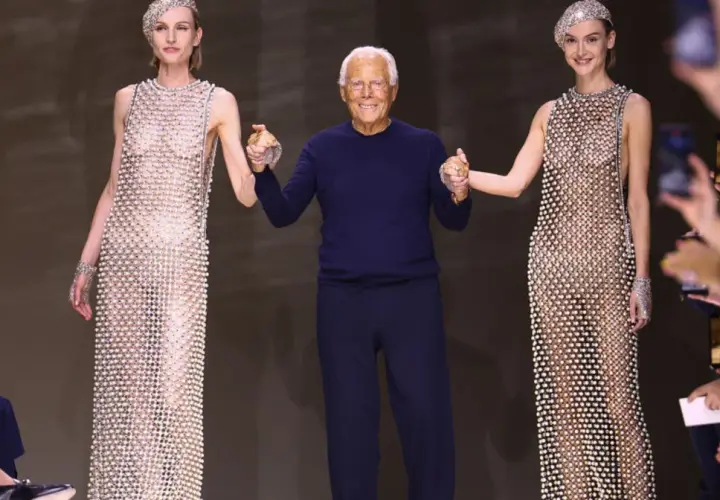 Giorgio Armani z modelkami w błyszczących kreacjach, uosobienieicono couture.
