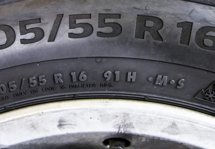 Opona z oznaczeniem 205/55 R16 91H, gotowa do montażu na felgach 16-calowych.