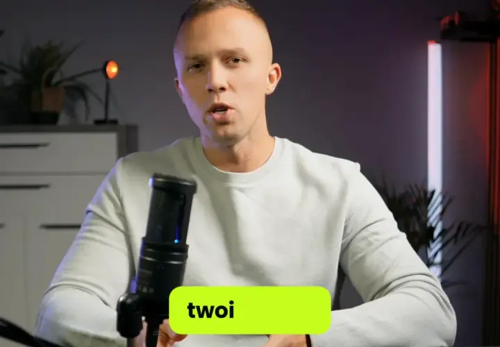 Mężczyzna przy mikrofonie opowiada o skutecznym SEO. Zielony napis "twoi" sugeruje, że chodzi o Twoje SEO.