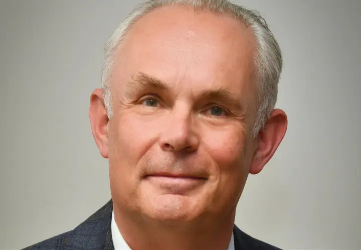 Portret mężczyzny z siwymi włosami. Marek Harat przyjmuje w swojej klinice, oferując profesjonalne usługi.