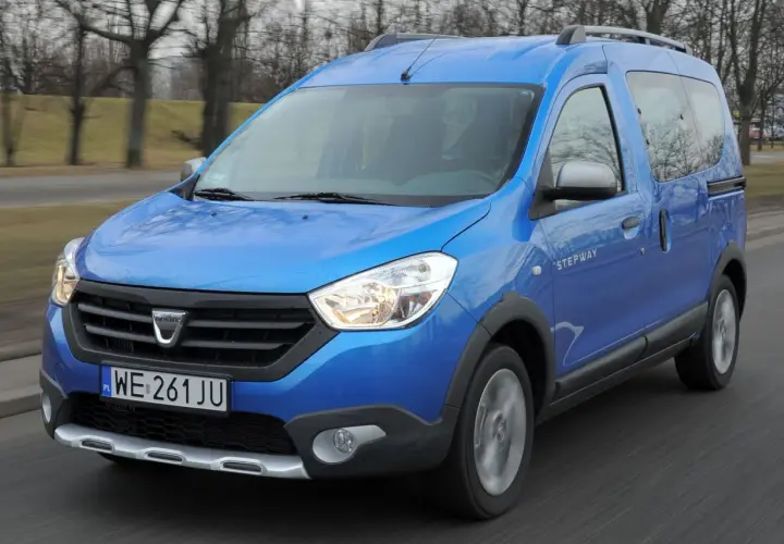 Niebieski Dacia Dokker Stepway w ruchu, z widocznym napisem "STEPWAY" na drzwiach.