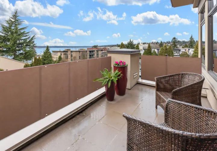 Prywatny balkon w bloku? Osłony, przepisy, pomysły DIY!