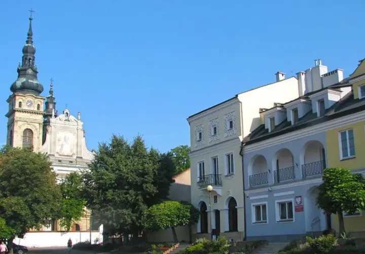Rynek w Serbinowie z kościołem i kolorowymi kamieniczkami.
