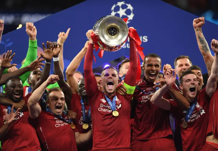 Piłkarze Liverpoolu świętują zdobycie Pucharu Ligi Mistrzów. To ich szósty triumf, co czyni ich jednym z najbardziej utytułowanych klubów w historii tych rozgrywek.