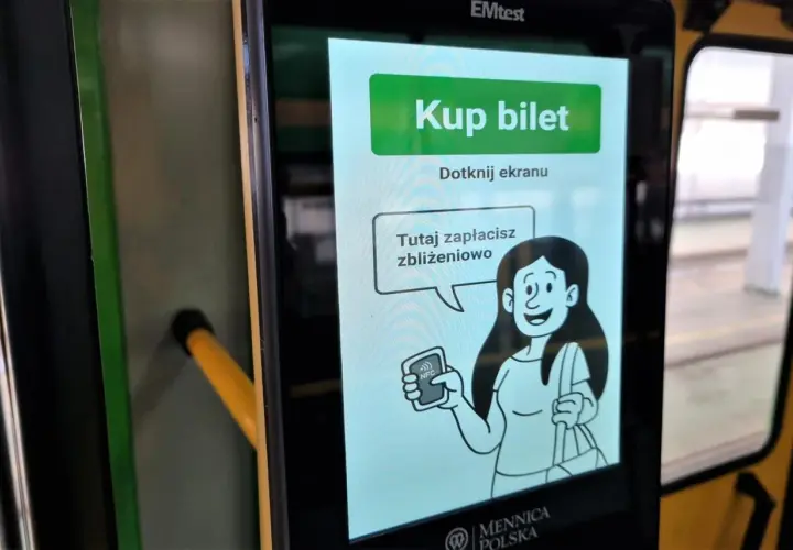 Ekran automatu MPK z napisem "Kup bilet". Można tu zapłacić zbliżeniowo, co pokazuje grafika kobiety z kartą NFC.