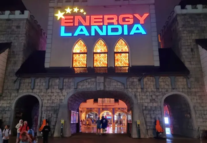 Wejście do Energylandii nocą. Czy do Energylandii można wejść z psem? Na razie nie wiadomo, ale z pewnością można wejść z rodziną.