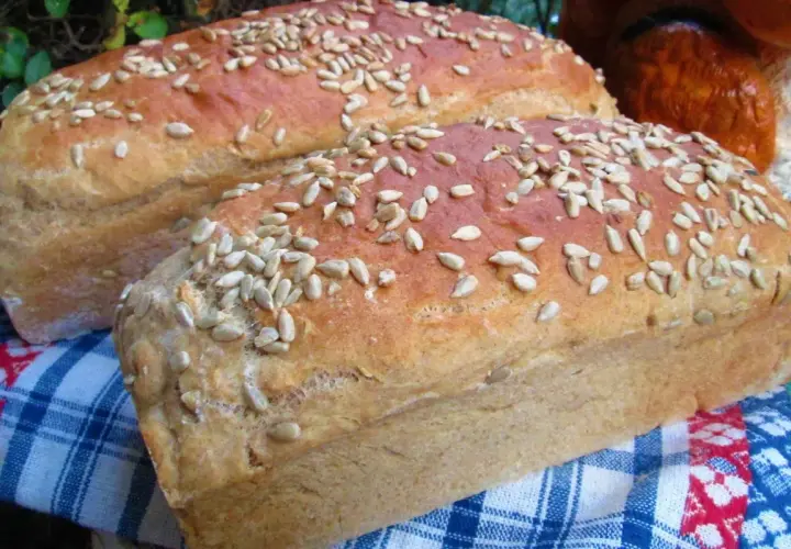 Dwa bochenki domowego chleba posypane słonecznikiem. Idealny prosty przepis na chleb, który zachwyci każdego.