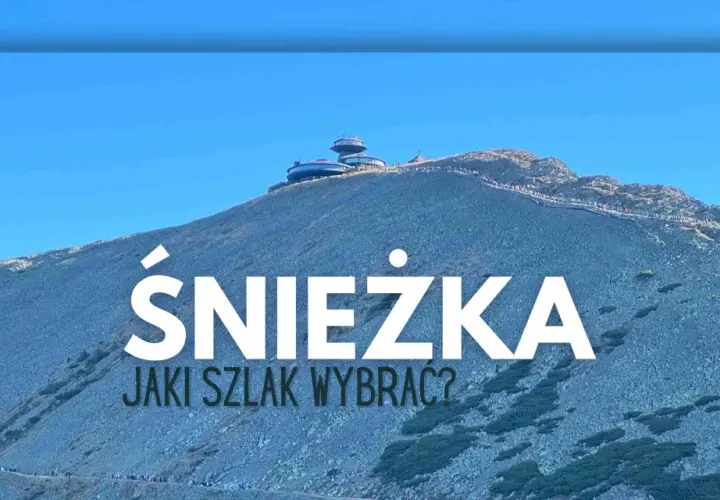 Szlak na Śnieżkę. Tłum turystów wędruje kamienistym zboczem ku obserwatorium.