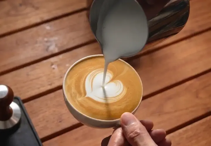 Cappuccino mit Herz aus aufgeschäumter Milch, zubereitet mit Präzision.