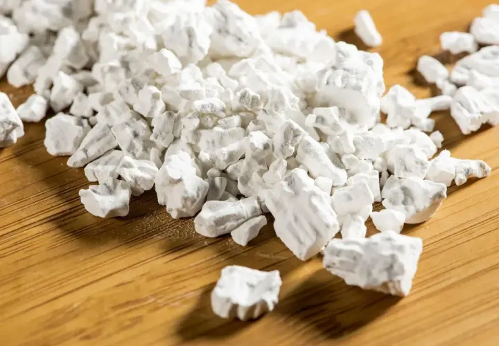 Cumuli di amido di tapioca su fondo di legno. Informazioni su kuzu controindicazioni e usi.