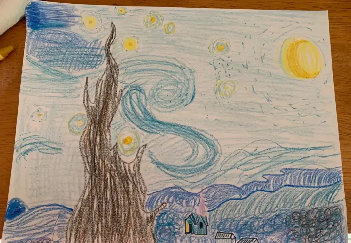 Un dibujo infantil de la noche estrellada de Van Gogh, con un ciprés oscuro, casas y un cielo arremolinado lleno de estrellas amarillas.