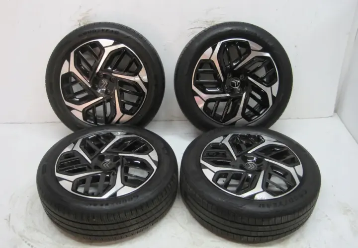 Cztery koła z felgami i oponami Goodyear do Citroen C4. Stylowe felgi z czarno-srebrnym wzorem.