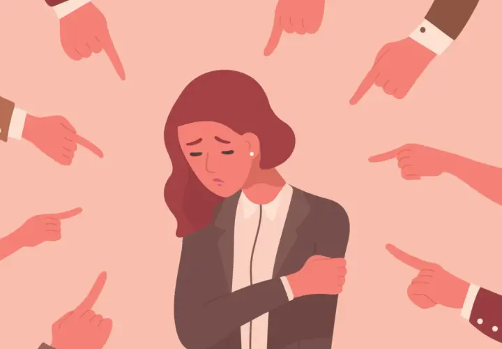 Una donna si sente sopraffatta da dita puntate. È un promemoria per allontanarsi da chi non ti apprezza e trovare la tua forza.