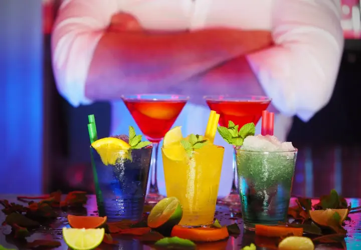 Kolorowe drinki na barze. Zastanawiasz się, ile zarabia barman w Warszawie, tworząc takie cuda?