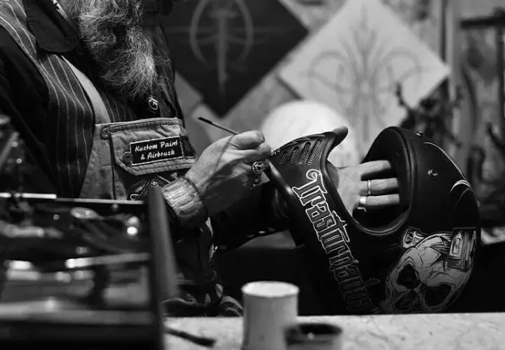 Jak pomalować kask motocyklowy? Poradnik DIY, bezpieczeństwo, koszty