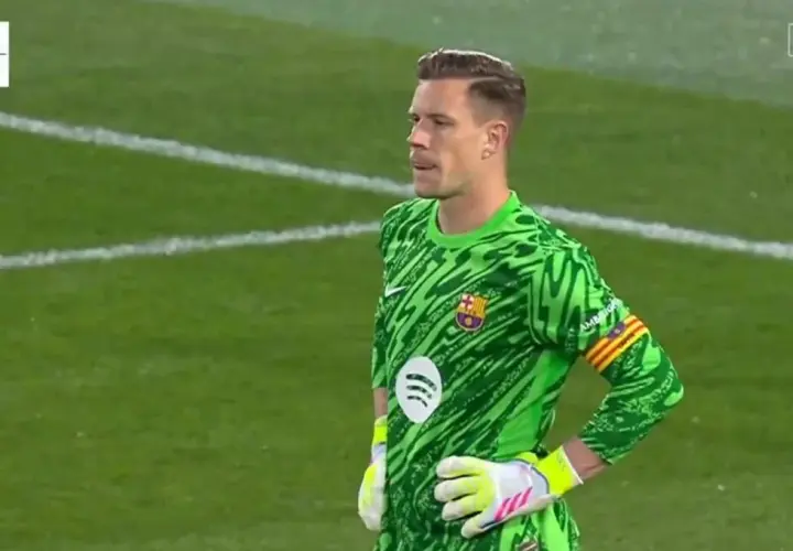 Bramkarz Barcelony w zielonej koszulce na tle murawy. Wynik meczu Barcelona - Valladolid 0:1.