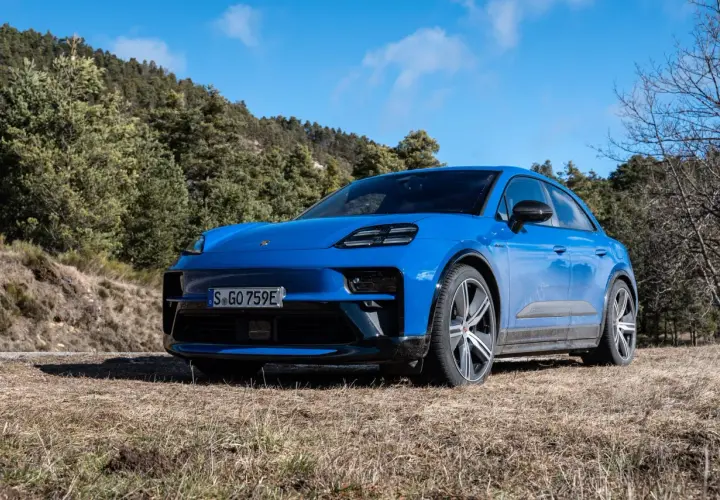 Niebieski Macan GTS na tle leśnego krajobrazu.