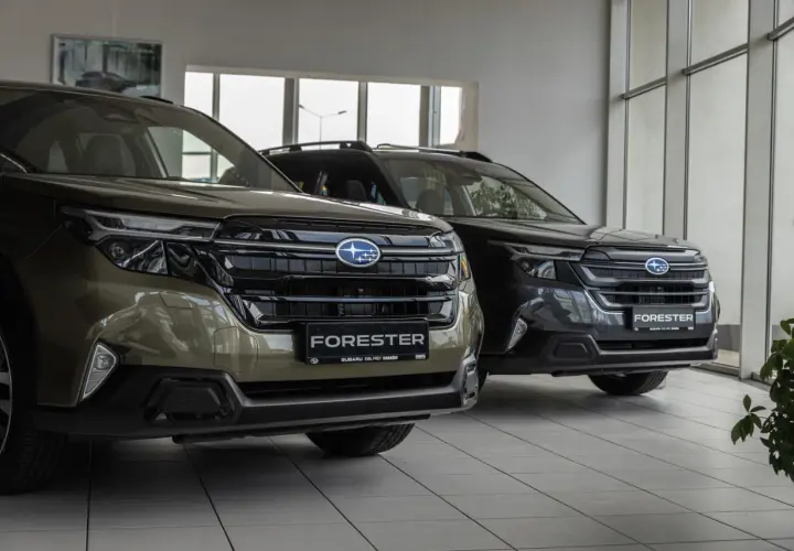 Dwa nowe Subaru Forester w salonie. Idealne do rodzinnych wyjazdów i przygód. Sprawdź ofertę subaru leasing!