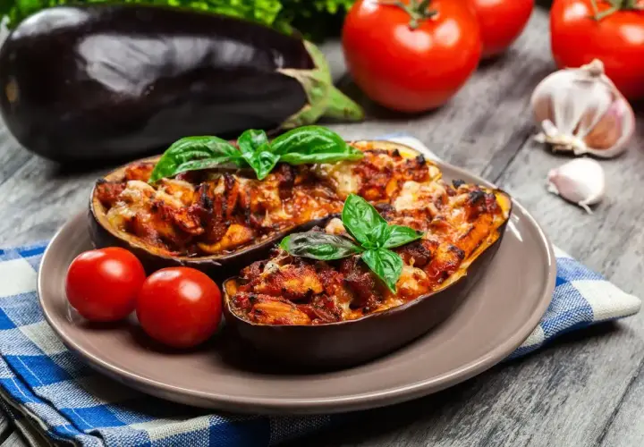Melanzane ripiene senza carne, gustose e colorate, pronte per essere gustate.