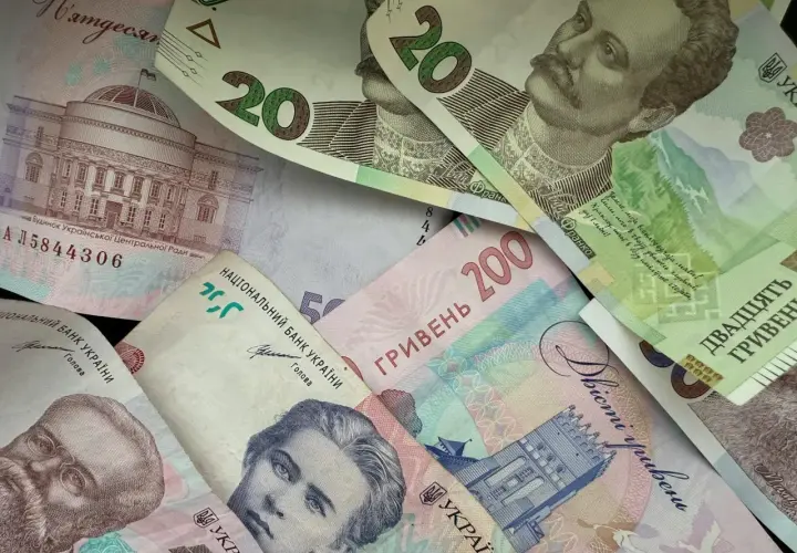 Ukraińska waluta to hrywna. Na zdjęciu widać banknoty o nominałach 20, 50, 100 i 200 hrywien.