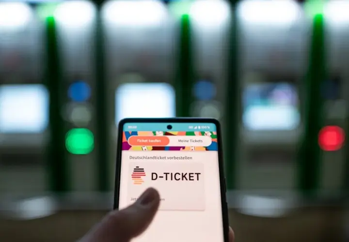 Smartphone zeigt D-Ticket-App. SEPA-Lastschrift funktioniert nicht, der Kauf des Deutschlandtickets ist gestört.