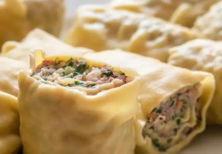 Pyszne pierogi z mięsem i zieloną pietruszką, które wyglądają jak małe zaguby.