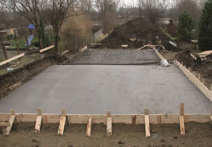 Beton na strop: C20/25 czy mocniejszy? Uniknij błędów!