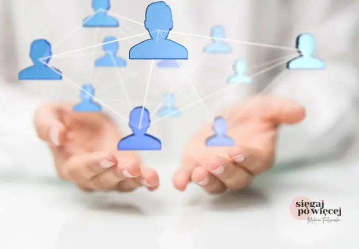 Dłonie tworzą sieć kontaktów, symbolizując networking i budowanie relacji.