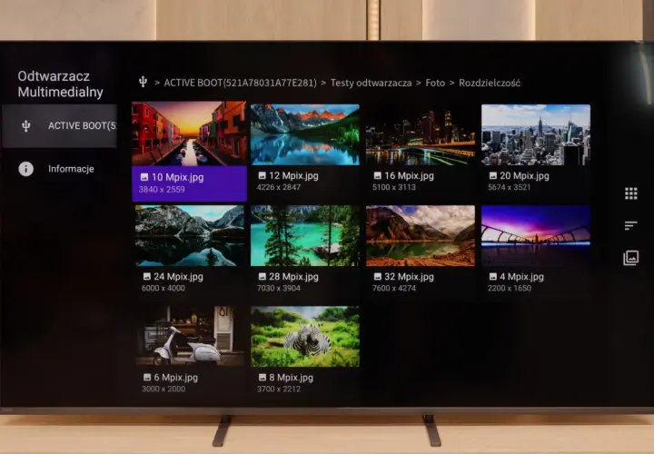 Na ekranie telewizora Sony Bravia 5 wyświetla się interfejs odtwarzacza multimedialnego z miniaturami zdjęć o różnej rozdzielczości.
