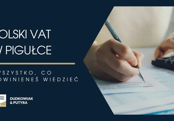 Polski VAT w pigułce: wszystko, co powinieneś wiedzieć o tym, ile wynosi vat. Ręka pisze na dokumencie, obok kalkulator.