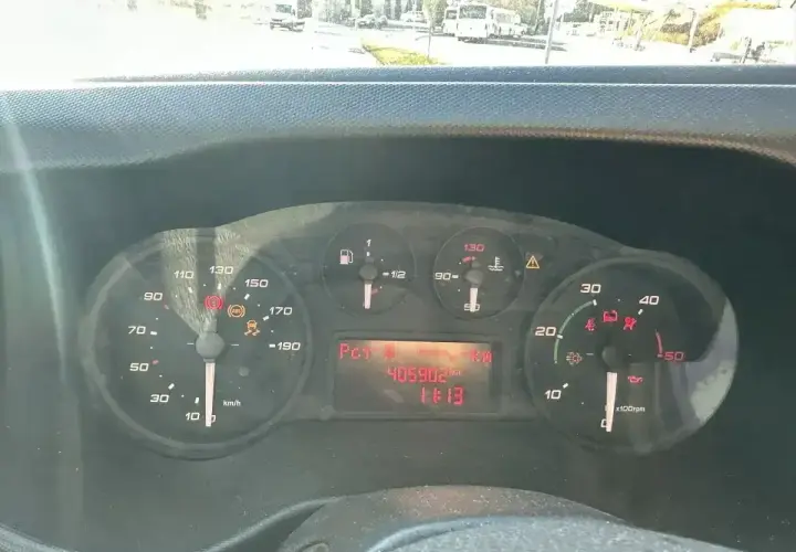 Kontrolka wtrysku świeci się na desce rozdzielczej Iveco Daily. Na liczniku widoczne są również inne wskaźniki i kontrolki.