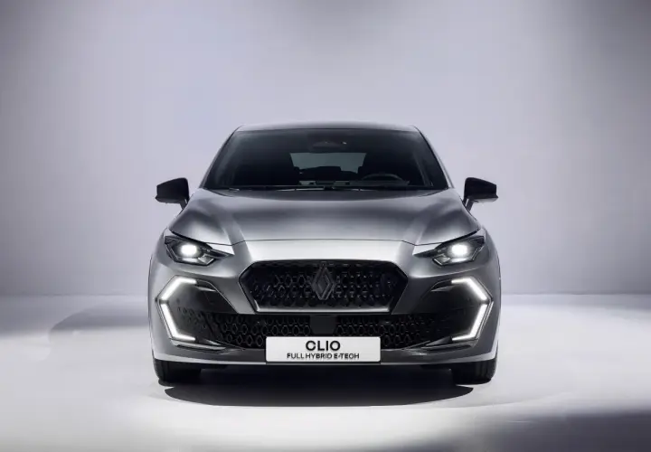 Nowy Renault Clio 2025 w kolorze grafitowym, z nowoczesnym grillem i światłami LED.