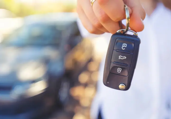 Kluczyk samochodowy z przyciskami, który może zawierać immobilizer. To zabezpieczenie chroni auto przed kradzieżą.