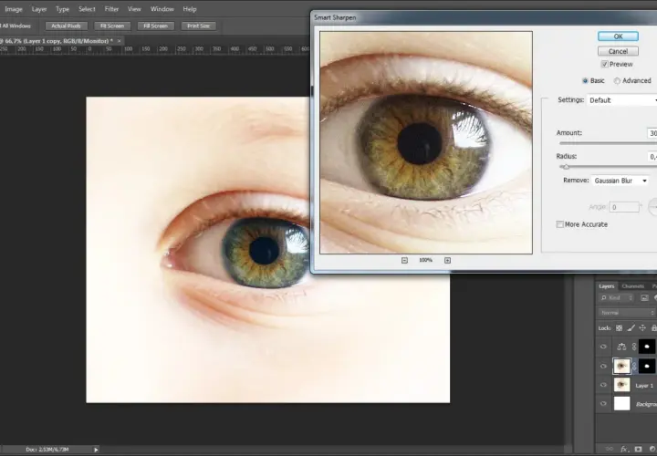 Oko w programie Photoshop, gdzie trwa photoshop zmiana koloru obiektu. Widoczny panel Smart Sharpen.