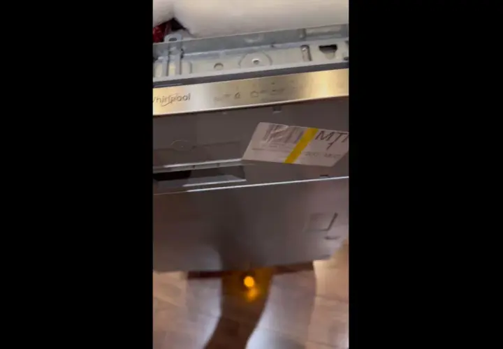 Zmywarka Whirlpool z błędem F15. Widoczny panel sterowania i naklejka z oznaczeniem modelu.