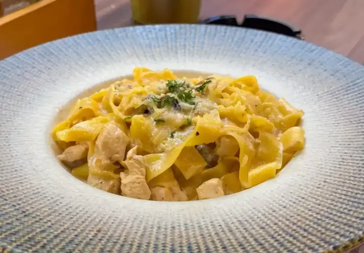Pappardelle z kurczakiem w kremowym sosie, idealne na szybki obiad. Prosty przepis na pappardelle.