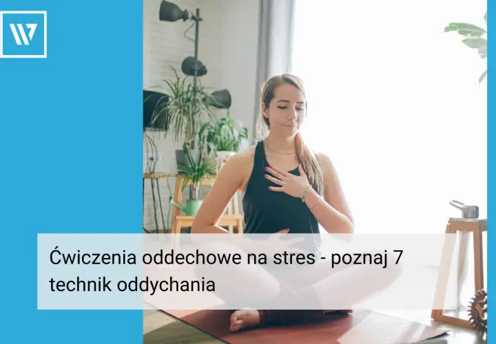 Kobieta w pozycji lotosu ćwiczy oddech, by uspokoić oddech. Poznaj 7 technik oddychania na stres.