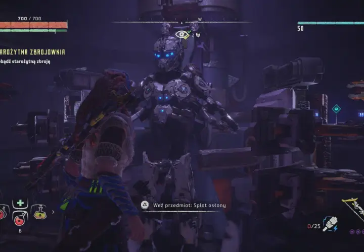 Aloy stoi przed maszyną w starożytnej zbrojowni w Horizon Zero Dawn.