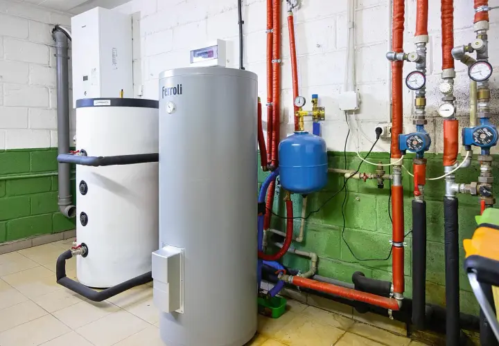 Kotłownia z dwoma bojlerami i instalacją hydrauliczną. To przykład, co to jest ekoprojekt – efektywne wykorzystanie energii.
