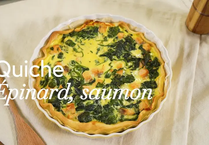 Quiche épinard, saumon, dorée et appétissante, prête à être dégustée.